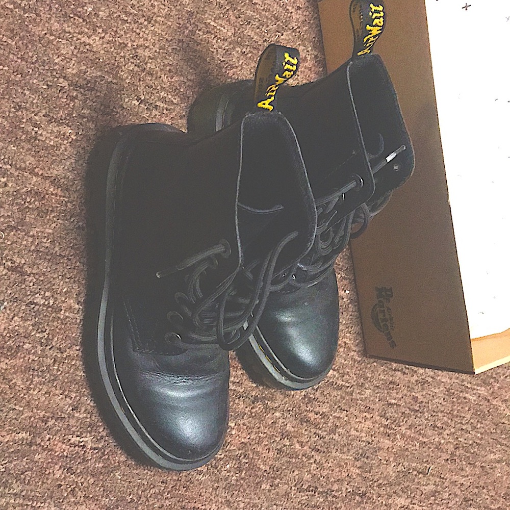 Dr Martens women boots size 5, good for normal size 6.5